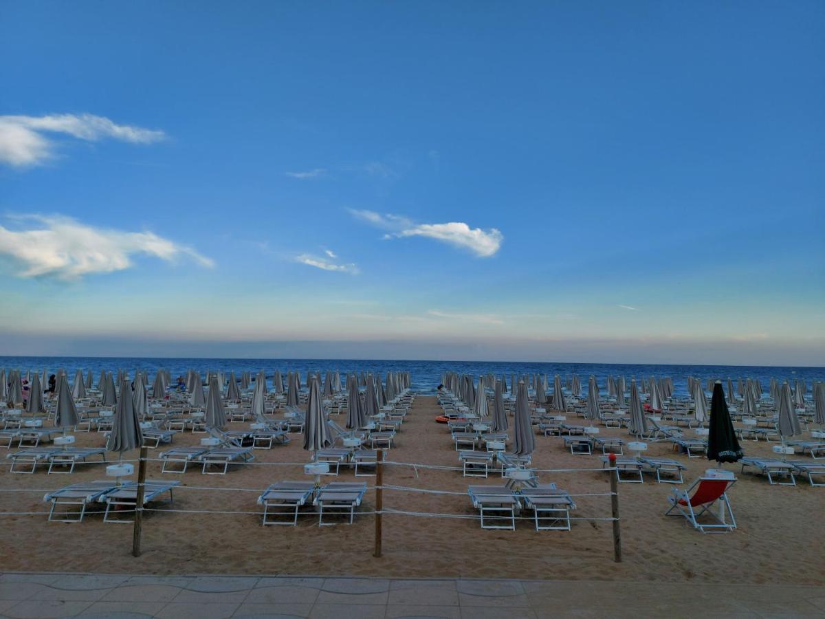 Hotel Piccadilly Lido di Jesolo Bagian luar foto