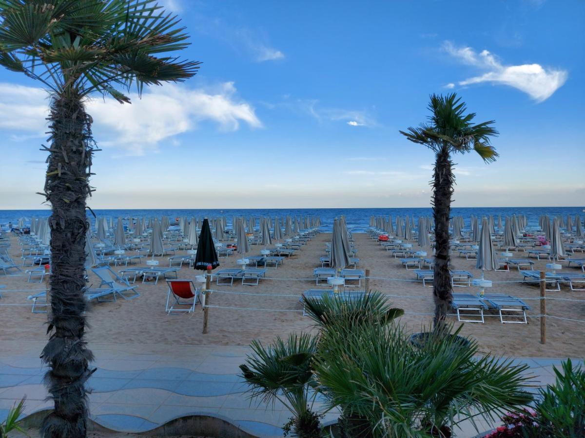 Hotel Piccadilly Lido di Jesolo Bagian luar foto