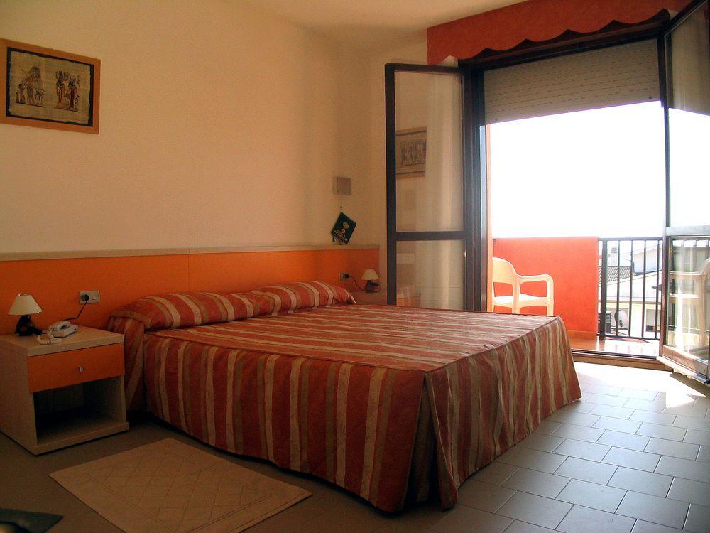 Hotel Piccadilly Lido di Jesolo Bagian luar foto